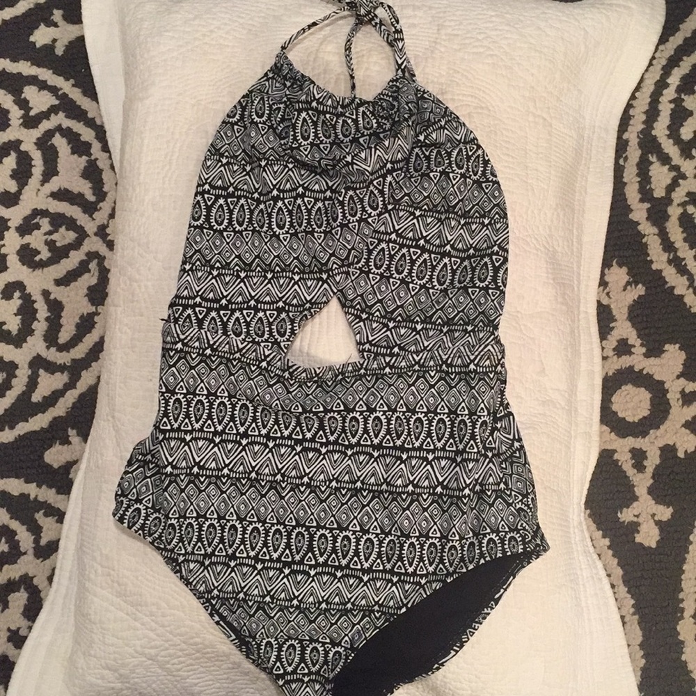 Black and white one piece bathing suit - Picture 1 of 4